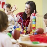 Voor de kinderen kunnen we een kinderhoekje inrichten met speelgoed, tekenpapier, kleurplaten, kleurpotloden, viltstiften, video en een sjoelbak.